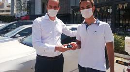 Sözünü tuttu, Türkiye birincisi öğrencisine aracını hediye etti