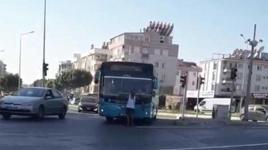Maskesi olmadığı için otobüse alınmadı, sileceklere tutundu!