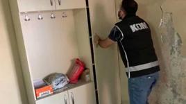 Vestiyerin arkasındaki gizli odada yüzlerce kaçak telefon bulundu