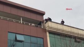 Polis baskın yapınca çatıdan kaçtılar