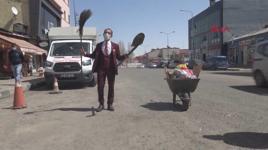 21 yıldır Göle'nin cadde ve sokaklarını takım elbisesiyle temizliyor