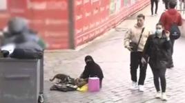 Çöpten yemek yiyormuş gibi yapıp, vatandaşlardan para topluyorlar