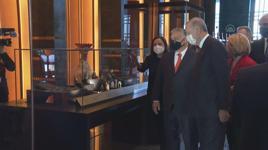 Cumhurbaşkanı Erdoğan ve Macaristan Başbakanı Orban, Macaristan'dan iadesi gerçekleştirilen tarihi eserleri inceledi