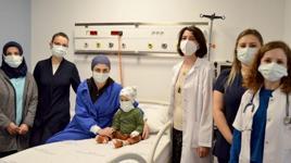 İki yaşındaki Ömer ablasından yapılan ilik nakliyle hayata tutundu