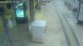 Kuvvetli rüzgara çamaşır makinesi de dayanamadı 