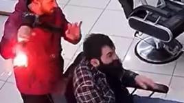 Kuaförün elindeki fön makinesi bir anda alev aldı