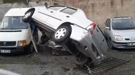 Freni boşalan otomobil otoparktaki araçların üzerine uçtu 