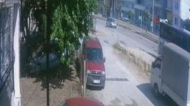 Bursa'da otomobil bahçeye uçtu