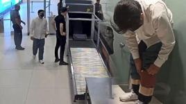 Yolcunun bacaklarına sarılı 50 cep telefonu ele geçirildi