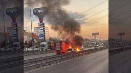 Seyir halindeyken yanmaya başlayan otomobil kullanılmaz hale geldi