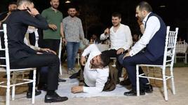 Kısır gecesinde arkadaşları, damat ve sağdıcı güle oynaya dövdüler