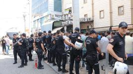 Kaçak telefon satan işyerlerine baskın! Gerginlik yaşandı