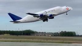 Kargo uçağının kalkış sırasında iniş takımı koptu