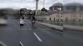 Atatürk Köprüsü'nden atla geçti