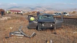 Afyonkarahisar'da tren, hemzemin geçitte minibüse çarptı: 2 yaralı