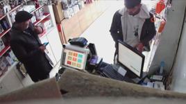 Müşteri gibi geldi, 7 bin liralık cep telefonunu böyle çaldı