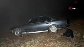 Virajı alamayan otomobil 30 metreden tarlaya uçtu: 2 yaralı