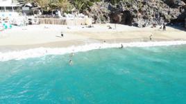 Alanya'da Ocak ayının güneşli havasında deniz keyfi yaşadılar