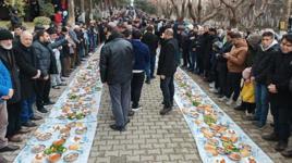 Aşiret liderini anma töreninde 2 bin metrelik yer sofrası kuruldu
