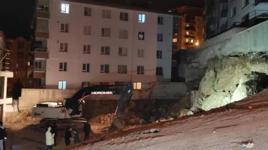 Ankara'da istinat duvarı çöktü, 2 apartman tahliye edildi