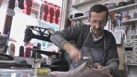 40 yıllık ayakkabı ustası mesleğini ilk günkü heyecanla devam ettiriyor