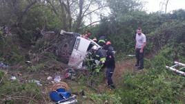 Bayram tatili için yola çıkan minibüs TEM'de devrildi: 13 yaralı