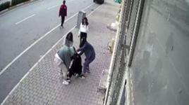 Kızların tekme tokat kavgası güvenlik kamerasına yansıdı 