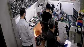 Çöpe atılan cep telefonu bataryası bomba gibi patladı