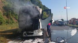 Seyir halindeki TIR alev alev yandı, sürücü canını zor kurtardı