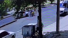Motosikletin sağdan geçmek istediği otomobille çarpıştığı anlar kamerada