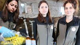 Yağmur çamur demeden köy köy geziyorlar! 2 kadının zorlu mesaisi