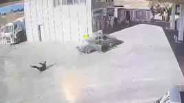 Direksiyona geçen çocuk geri vitese takıp gaza basınca yürekler ağza geldi 