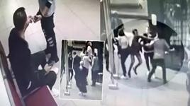 Önce 37,5 milyon lirasını kaptırdı! Şikayet ettiği kişiler adliye önünde 7 bin dolarlık bilekliğini de çaldı