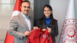 Görme engelli genç girişimci Zülal, geliştirdiği teknolojiyle Togg'un gözleri oldu