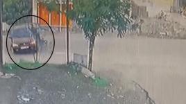 Motosiklet, otomobile ok gibi saplandı