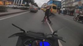 Esenyurt’ta motosikletli gencin kaza anı kamerada