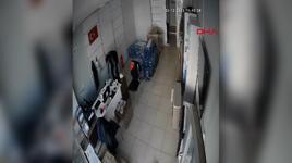 Boğazına yiyecek takılan arkadaşını heımlıch manevrası ile kurtardı