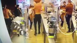 Baristaya gülücük dayağı! Tişörtünü çıkarıp dövdü