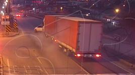 TIR'n hafif ticari araca çarptığı kaza güvenlik kamerasında 