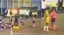 Kadın hakem itekledi, futbolcu defalarca yuvarlandı!