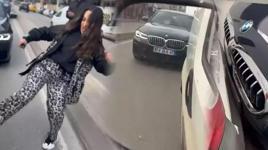 Çarptığı aracı tekmeledi, otomobille yolunu kesip tehdit etti