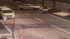 Sürücüsünün kontrolünü kaybettiği otomobil refüje çarptı