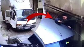 Kağıthane'de kayan kamyoneti durdurmaya çalışırken, iki araç arasında kaldı