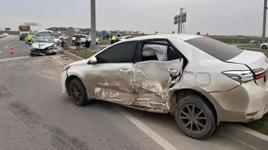 İki otomobil çarpıştı: 1'i çocuk 5 yaralı