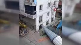 Esenyurt'ta güçlendirme çalışması yapılan minare bir binaya çarparak zemine düştü