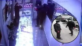 Kuyumcuda silahlı soygun kamerada: Poşeti atıp ‘doldur’ dediler