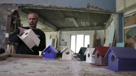 Atıklardan ürettiği kuş yemlikleri ve yuvasını, 200 kuş türünün yaşadığı Hevsel Bahçeleri ile gölet çevresindeki ağaçlara astı