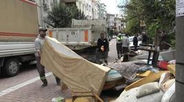 Yer: İstanbul! Kiracısına kızdı, eşyaları balkondan attı