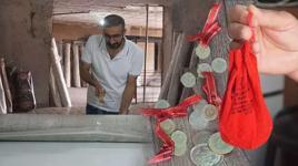 Yıkamaya getirilen halının içinden çıkan 60 bin liralık altını, müşterisine geri verdi