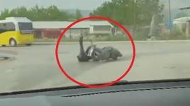 Motosikletiyle ön kaldırdı, kayarak yere düştü